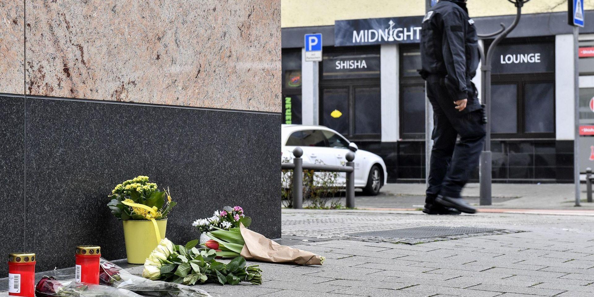 Blommor framför en av de platser där flera personer mördades sent på onsdagskvällen i staden Hanau i Tyskland.