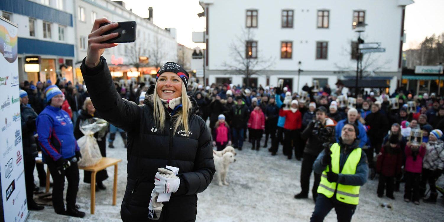 Frida Karlsson tar en selfie när hon hyllas på Orrtorget i Sollefteå.