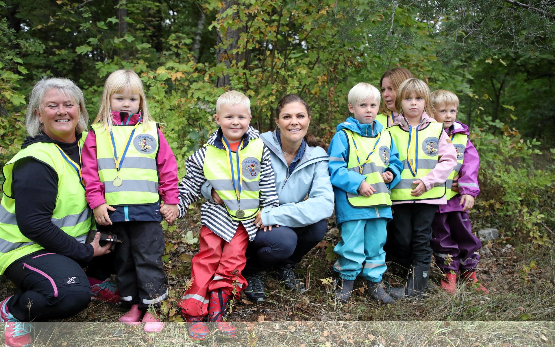 Kronprinsessan poserar med barn från Stenebyskolan samt mellanstadieelever från Åsens skola. 
