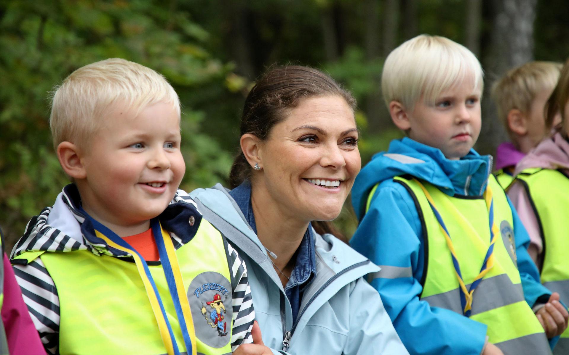 Kronprinsessan poserar med barn från Stenebyskolan samt mellanstadieelever från Åsens skola. 
