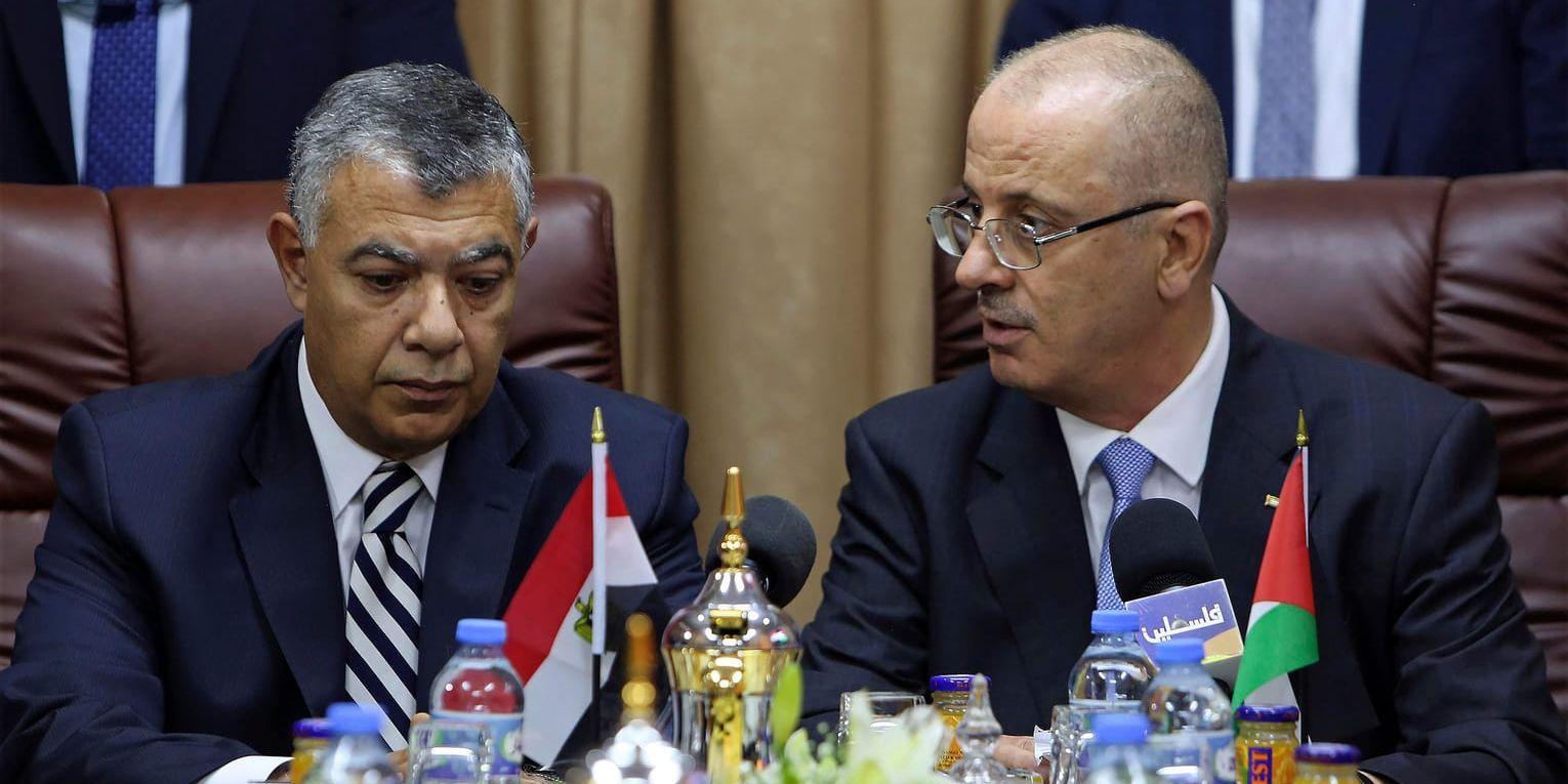 Den palestinske premiärministern Rami Hamdallah (till höger) och den egyptiska underrättelsechefen Khalid Fawzy vid ett möte i Gaza för en vecka sedan. Arkivbild.