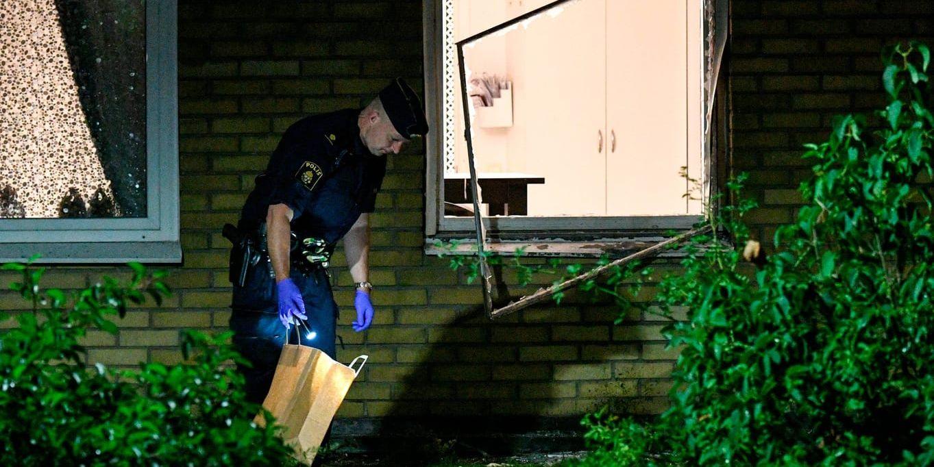 Polis undersöker området utanför ett flerfamiljshus i Lindängen i Malmö efter en detonation natten till tisdagen.