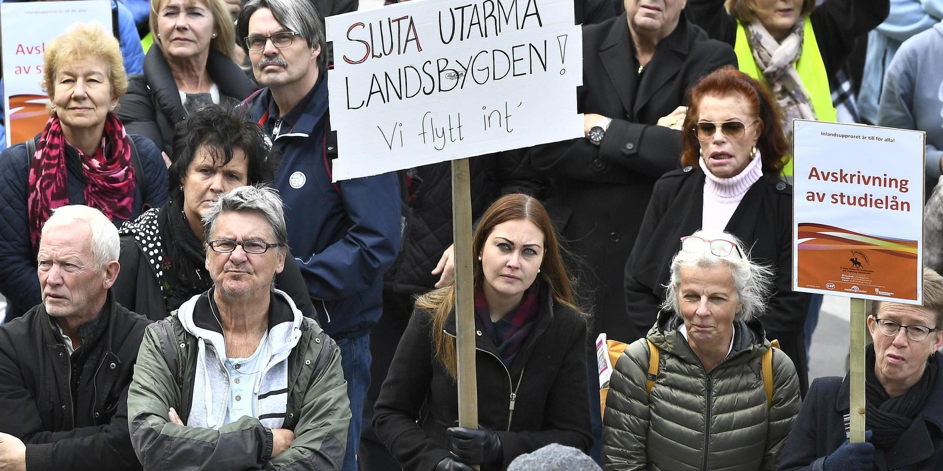 Många är protesterna mot hur landsbygdsborna hanteras. I fjol demonstrerade Bensinupproret, Försäkringskasseupproret, Inlandsupproret, Ta hand om våra sjuksköterskor och Landsbygdspartiet på Sergels torg i Stockholm. Arkivbild.