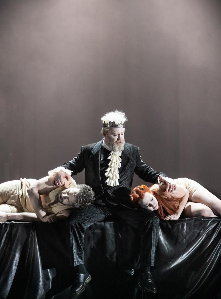 Daniel Svenson som Tristan, Johan Schinkler som Kung Marke och Åsa Thyllman som Isolde i Folkoperans uppsättning av 'Tristan och Isolde'. Pressbild.