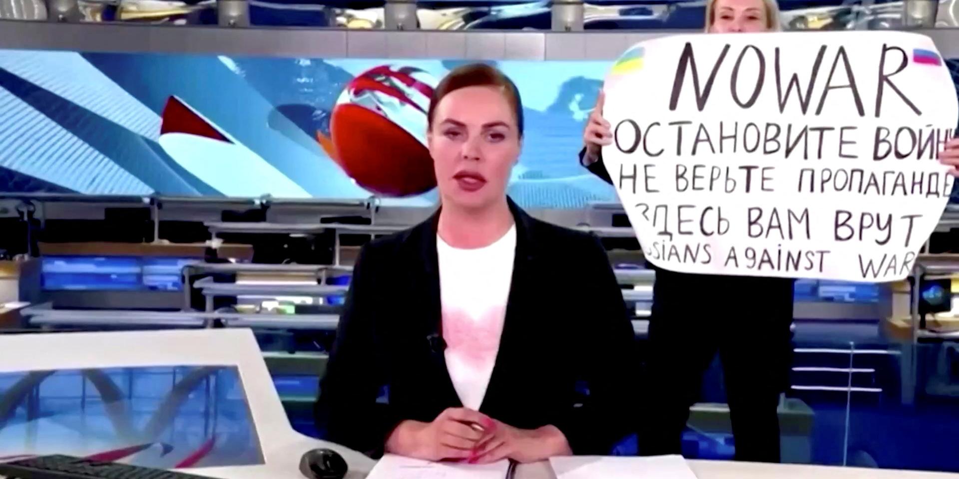 A person interrupts a live news bulletin on Russia's state TV "Channel One" holding up a sign that reads "NO WAR. Stop the war. Don't believe propaganda. They are lying to you here." at an unknown location in Russia March 14, 2022, in this still image obtained from a video uploaded on March 14. Channel One/via REUTERS THIS IMAGE HAS BEEN SUPPLIED BY A THIRD PARTY. NO RESALES. NO ARCHIVES.  X04130