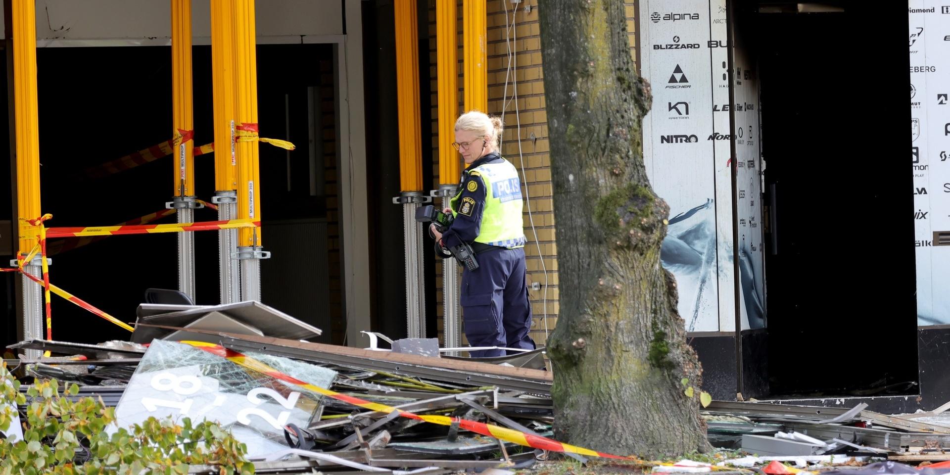 Polisen på plats med tekniker dagen efter den stora explosionen i Annedal i centrala Göteborg.