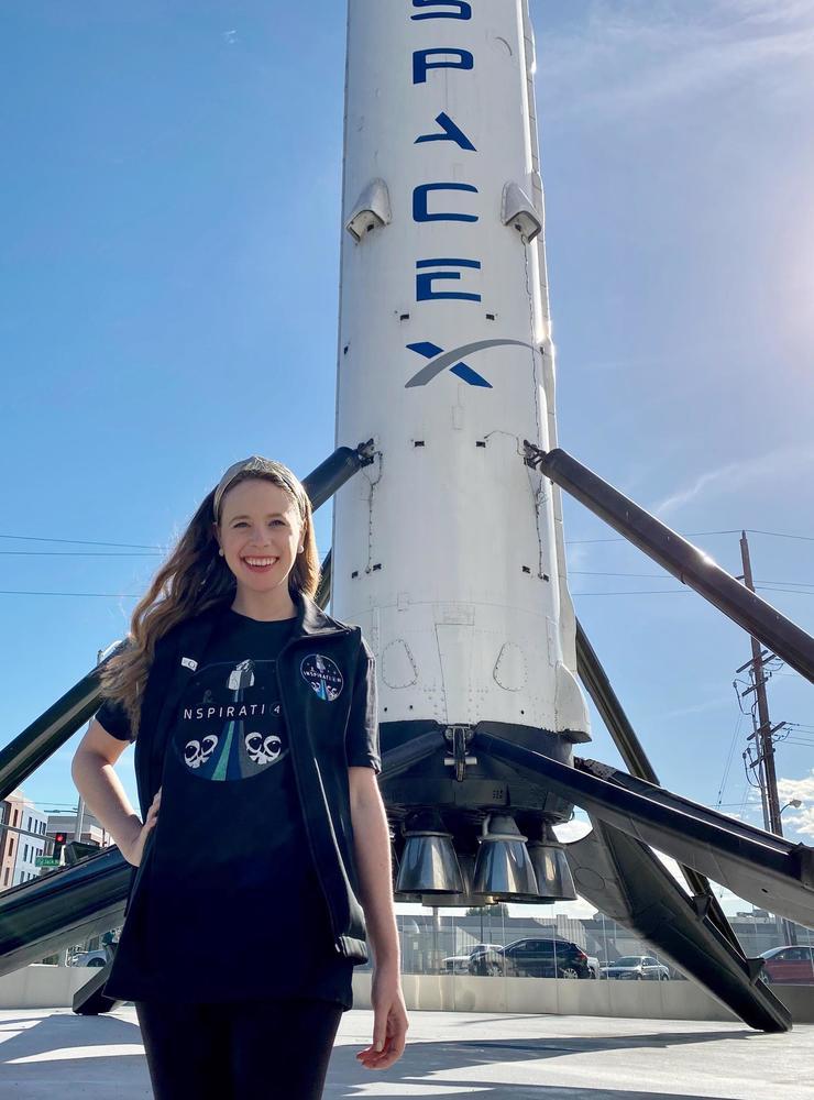 Hayley Arceneaux vid SpaceX-farkosten i Hawthorne i Kalifornien. Hon är cancerpatienten som överlevde och nu planerar ringa sjukhuset från rymden.