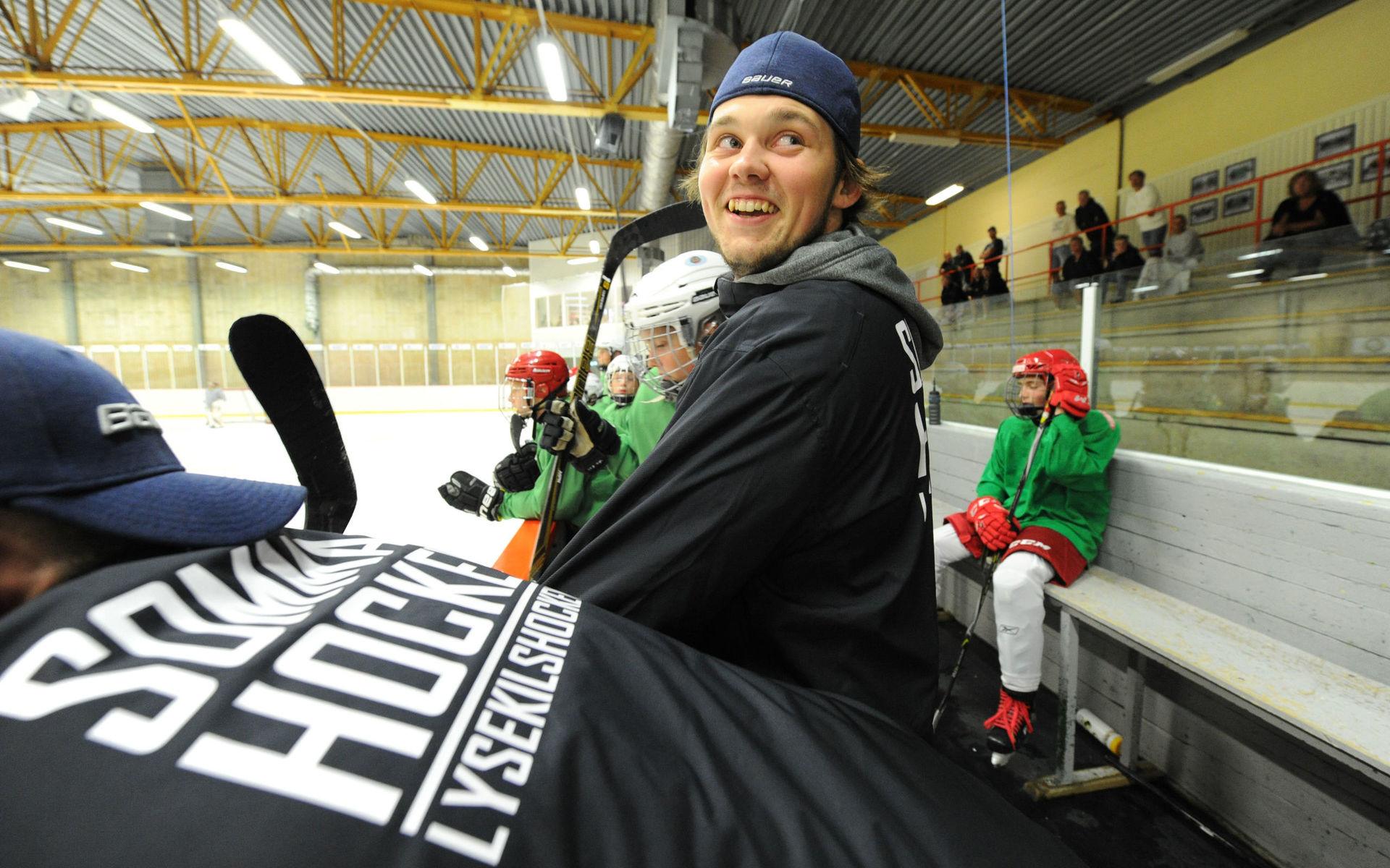 Måns Carlsson spelar numera för Mora i Hockeyallsvenskan. Han är fostrad i Viking och är en av många gästtränare under hockeylägret i Lysekil. 