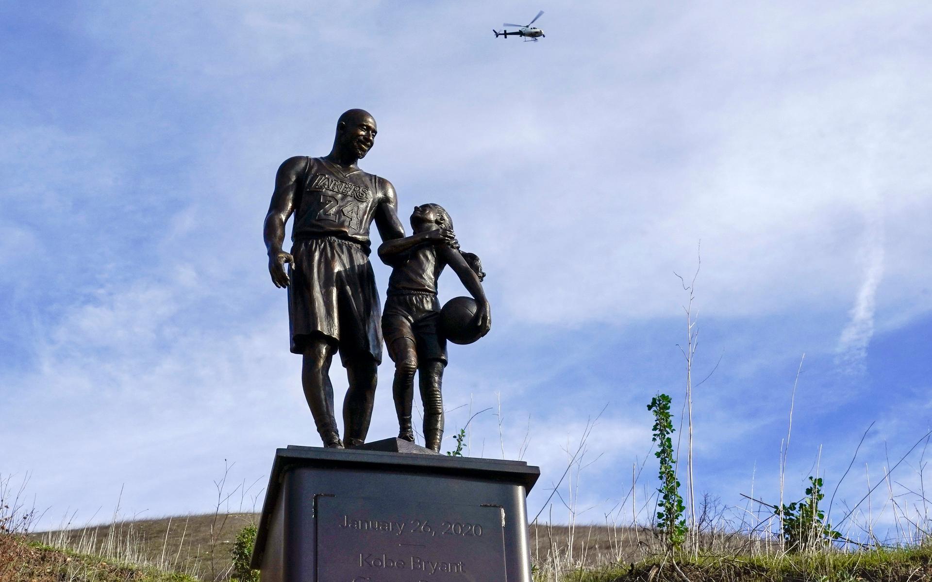 Två år efter dödskraschen restes en staty av Kobe Bryant och dottern Gigi på platsen för olyckan. 