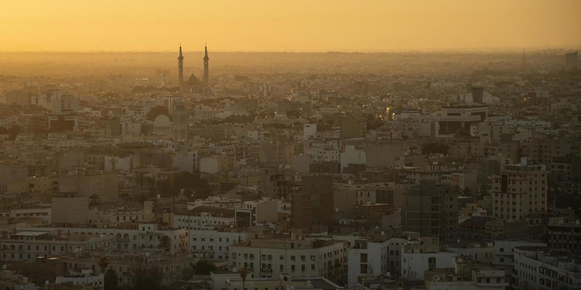 Solen går upp över Tripoli – där de boende vittnar om allt hårdare beskjutning. Arkivbild.