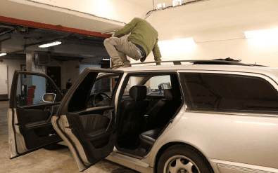 En rekonstruktion gjordes för att se hur det går att ta sig ut ur bilen via takluckan. Bild: Polisen