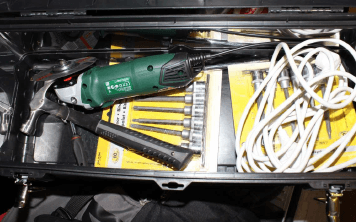 Det hittades verktyg i bilen. Bild: Polisen