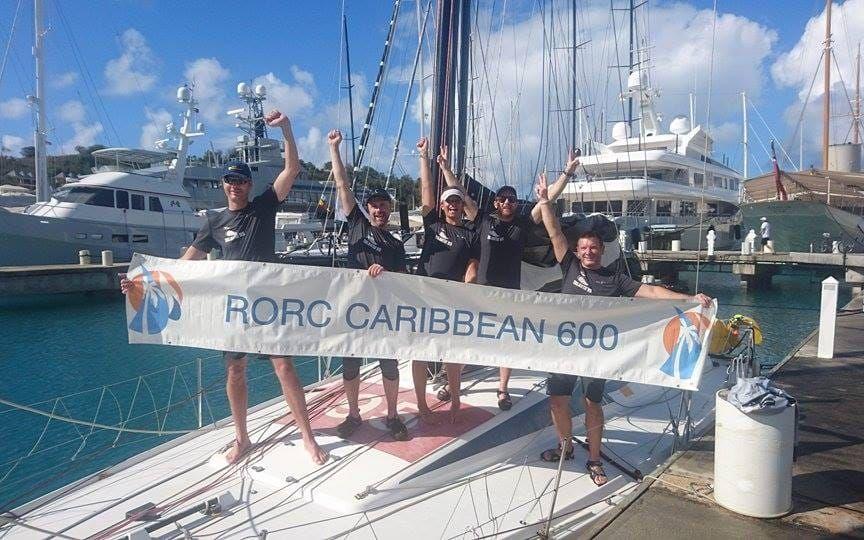 Gruppbild på besättningen efter målgång i Carribean 600, havskappseglingen i Västindien. Båten heter Talanta och ägaren Mikael Ryking.