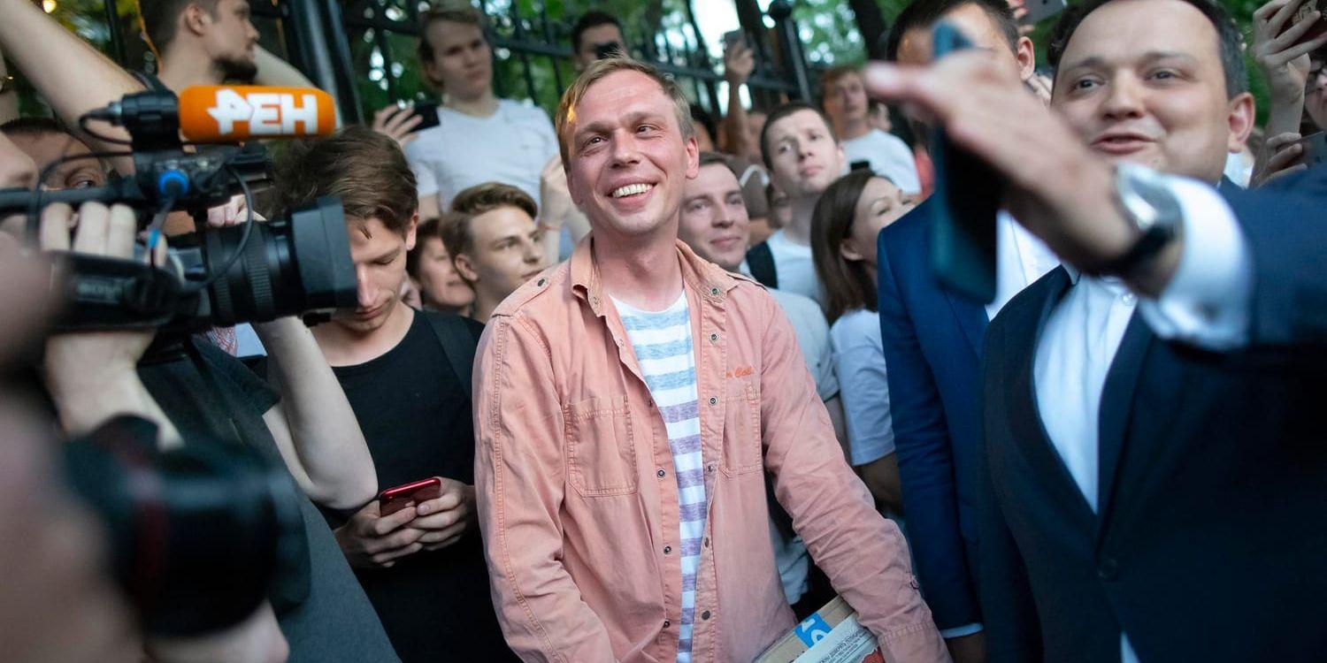 Den granskande ryske journalisten Ivan Golunov, i mitten, möter sina supportrar efter frisläppandet.