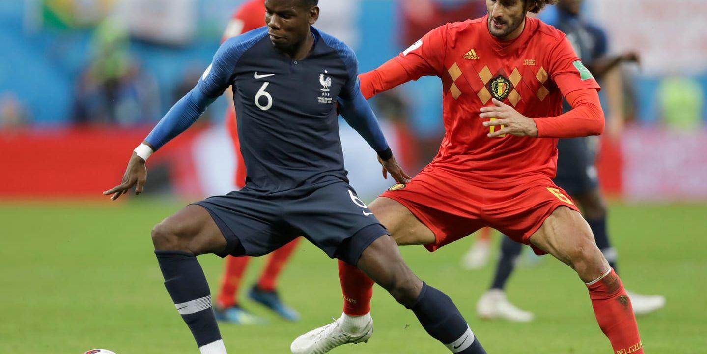 Marouane Fellaini, till höger, i kamp med Frankrikes Paul Pogba i VM-semifinalen i somras. Nu har Fellaini meddelat att han sätter punkt för landslagskarriären. Arkivbild.