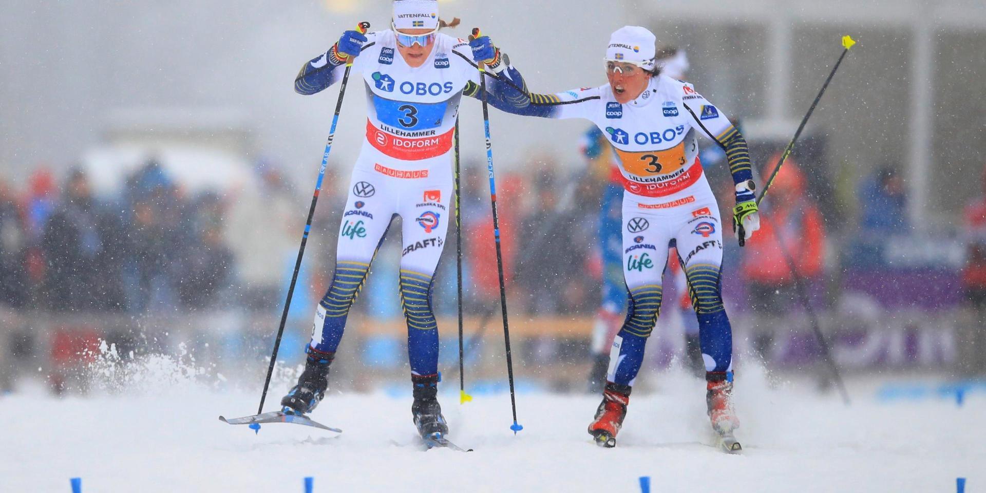 Moa Lundgren och Charlotte Kalla i stafetten i Lillehammer för ett drygt år sedan.