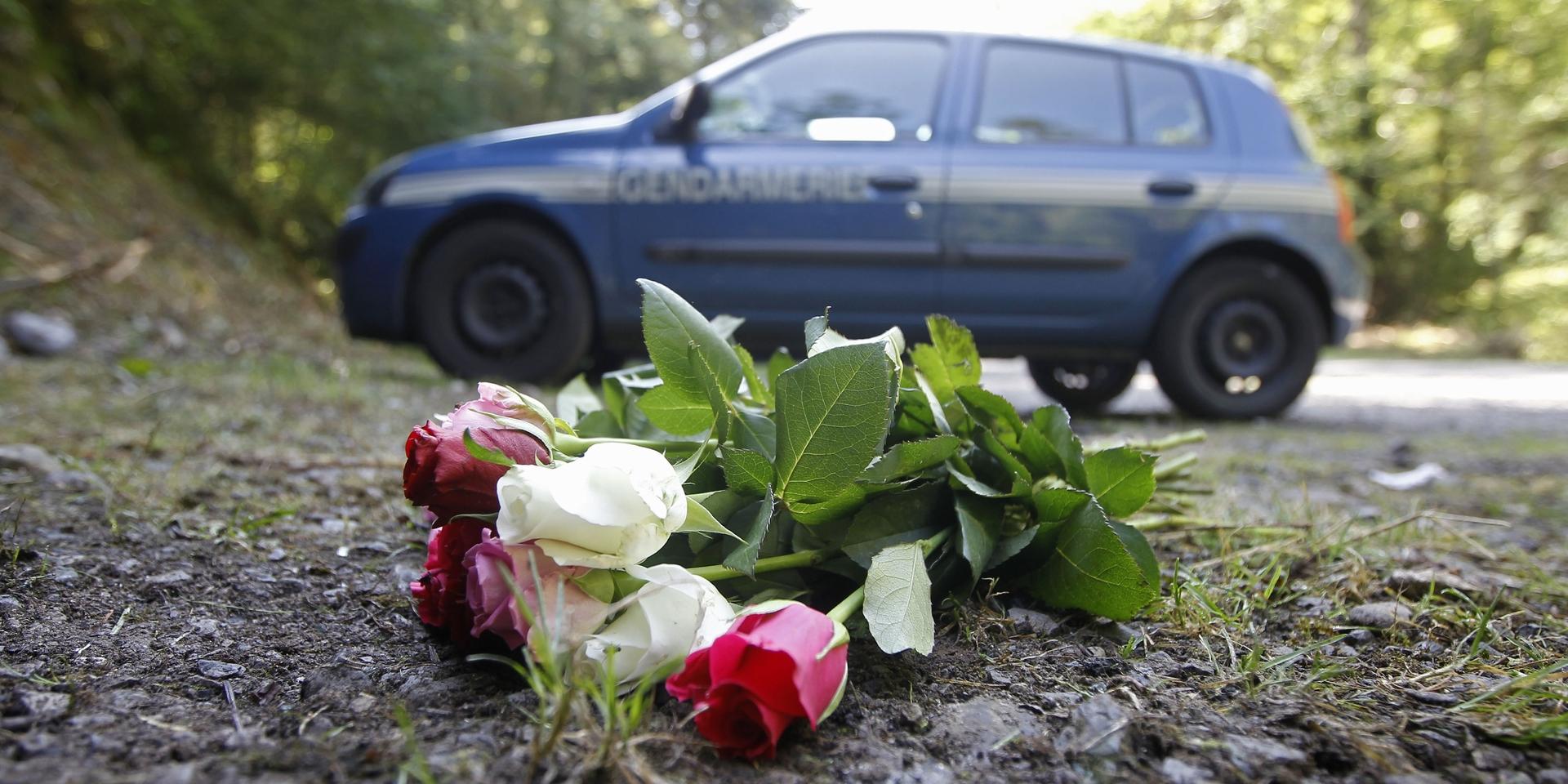 Blommor på mordplatsen där fyra människor sköts ihjäl i franska Alperna. Arkivbild.