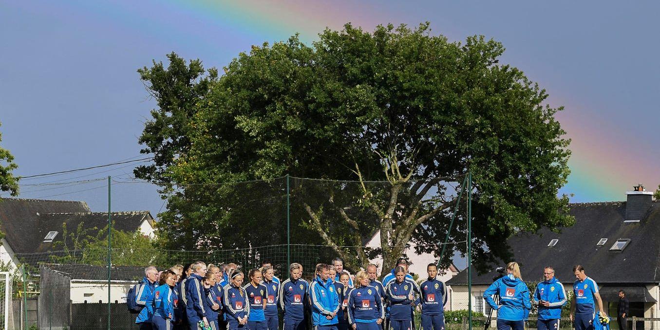 Det svenska fotbollslandslaget spelar in en hälsning till Lennart Johansson familj i samband med lagets träning i Guichen utanför Rennes på onsdagen.