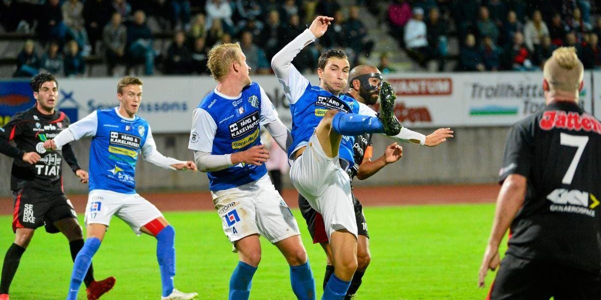 Jämnt derby. FC Trollhättan och Oddevold spelade 1–1 på Edsborg på måndagen.