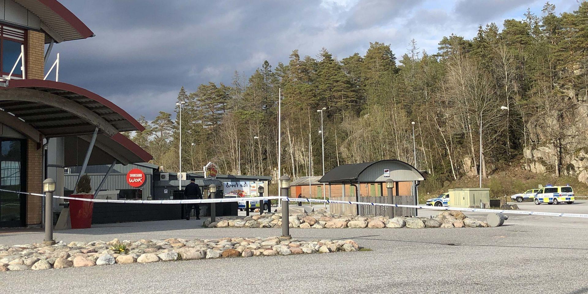 Platsen på Svinesunds handelsområde där händelserna inträffade var avspärrad under fredagseftermiddagen men öppnas under lördagen.