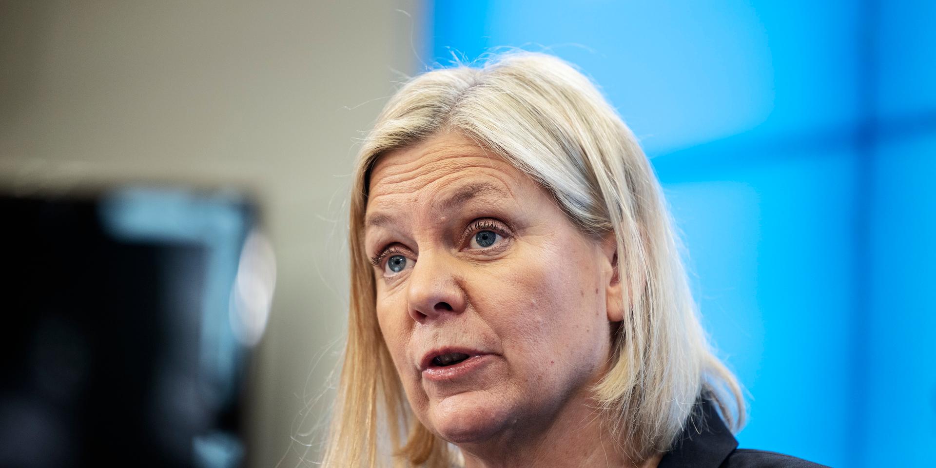 Magdalena Andersson avgår som statsminister samma dag hon blev vald. 