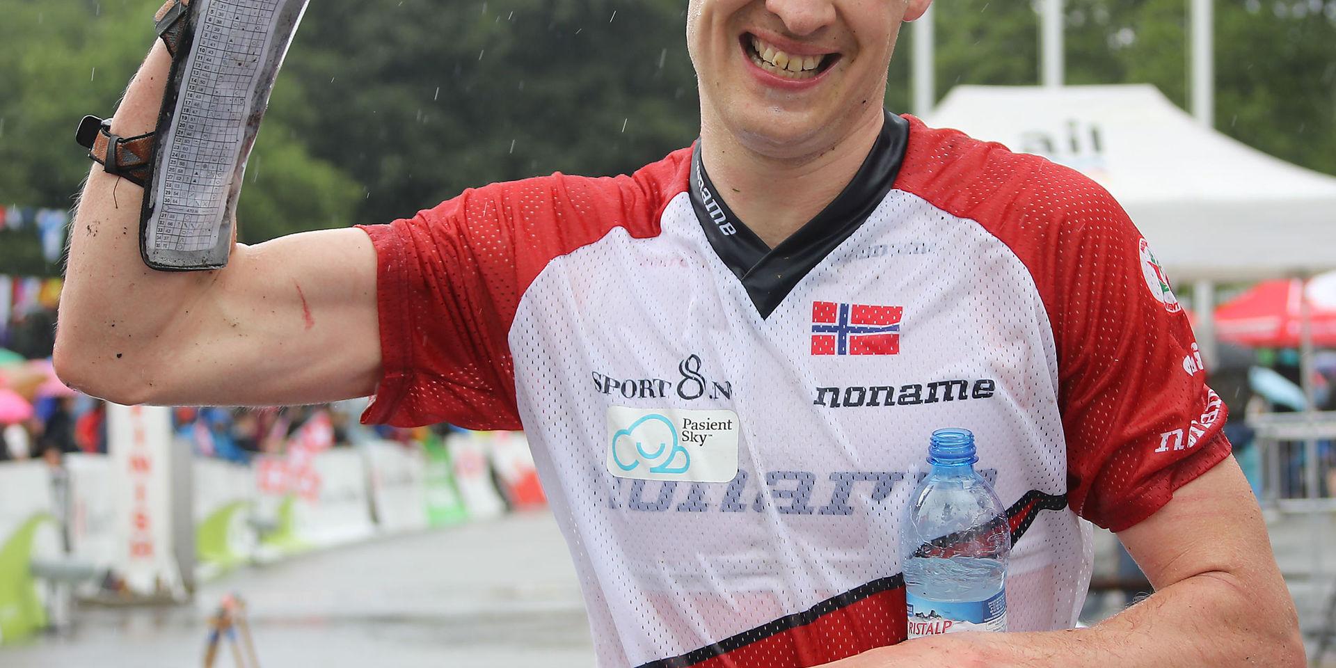Norske storfavoriten Olav Lundanes tog sitt fjärde raka guld på långdistans i orienterings-VM. 