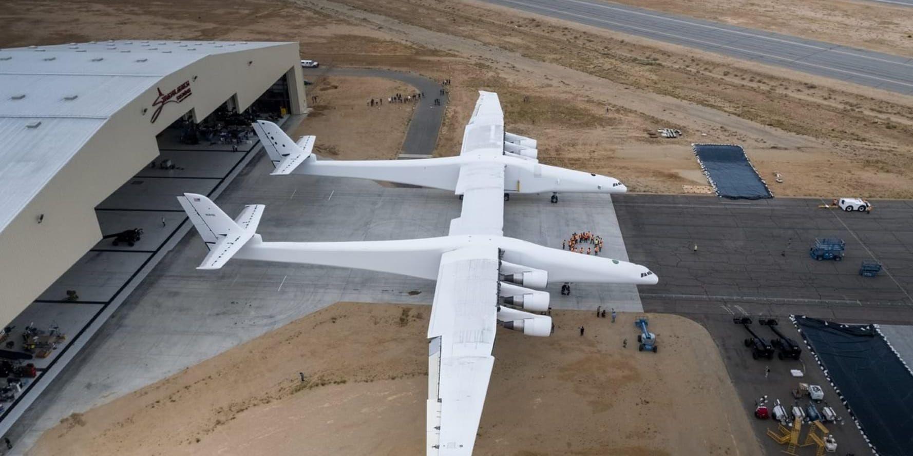 Stratolaunchs rekordstora flygplan utanför sin hangar i Mojave, Kalifornien. Bild från 2017.