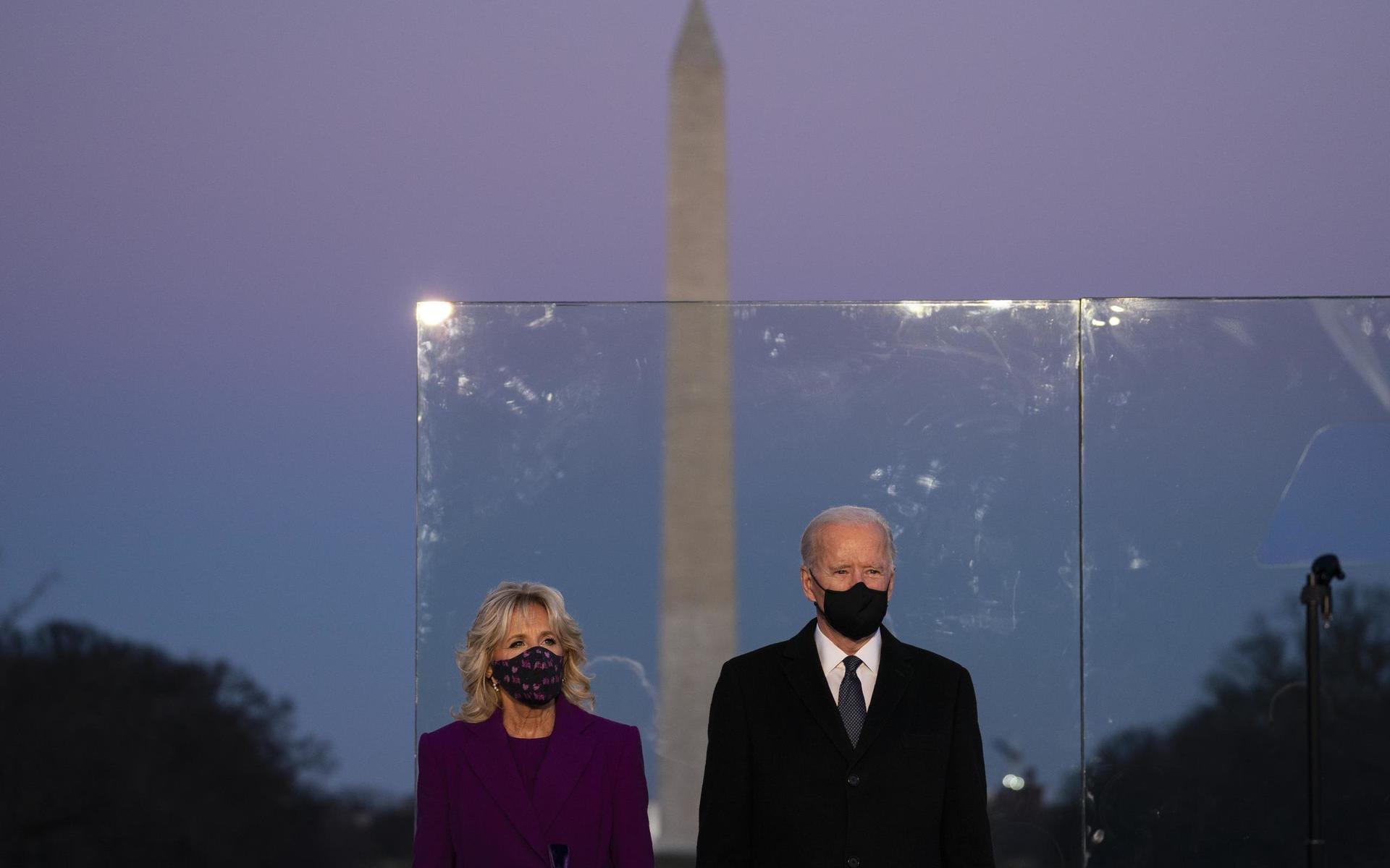 Joe Biden och hans fru Jill Biden under ljusmanifestationen. 