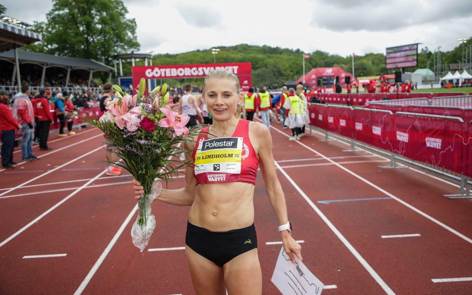 Hanna Lindholm efter att hon gått i mål i Göteborgsvarvet 2022 damer. Hon var snabbaste svensk bland damerna.