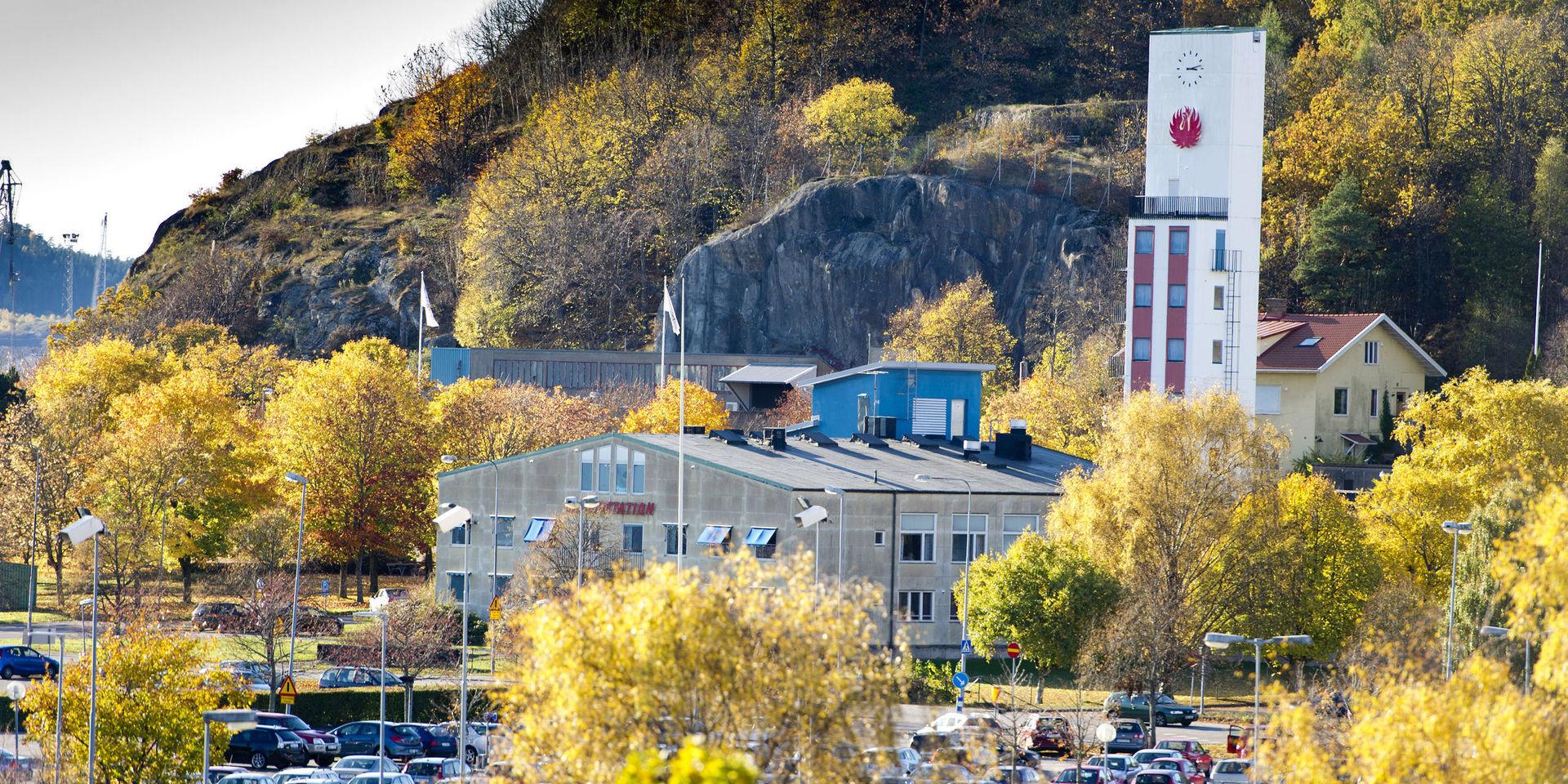 Utanför brandstationen i Uddevalla kommer arbetet med att renovera avloppsledningen ta plats,