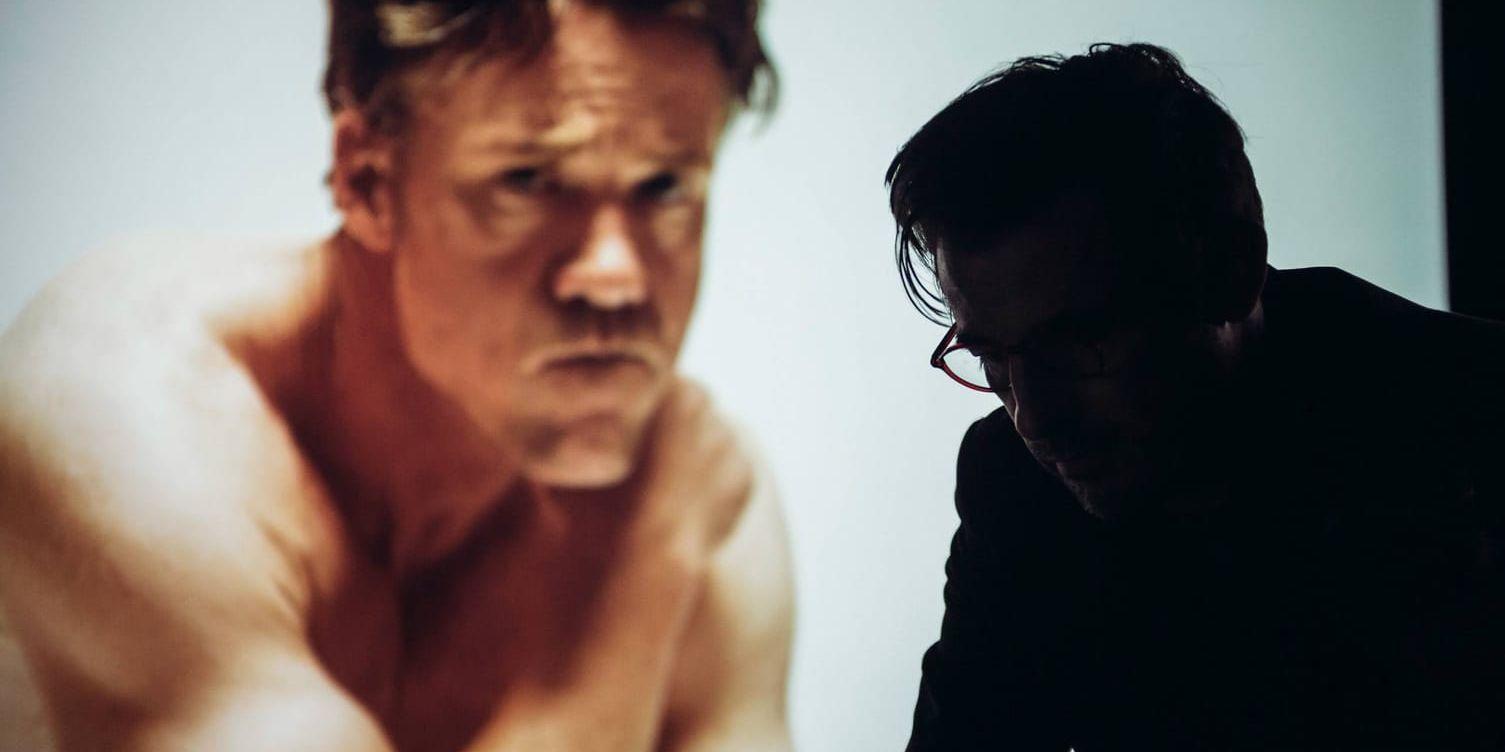 Terry Notary och Claes Bang i Ruben Östlunds "The square", veckans etta på biotoppen. Pressbild.