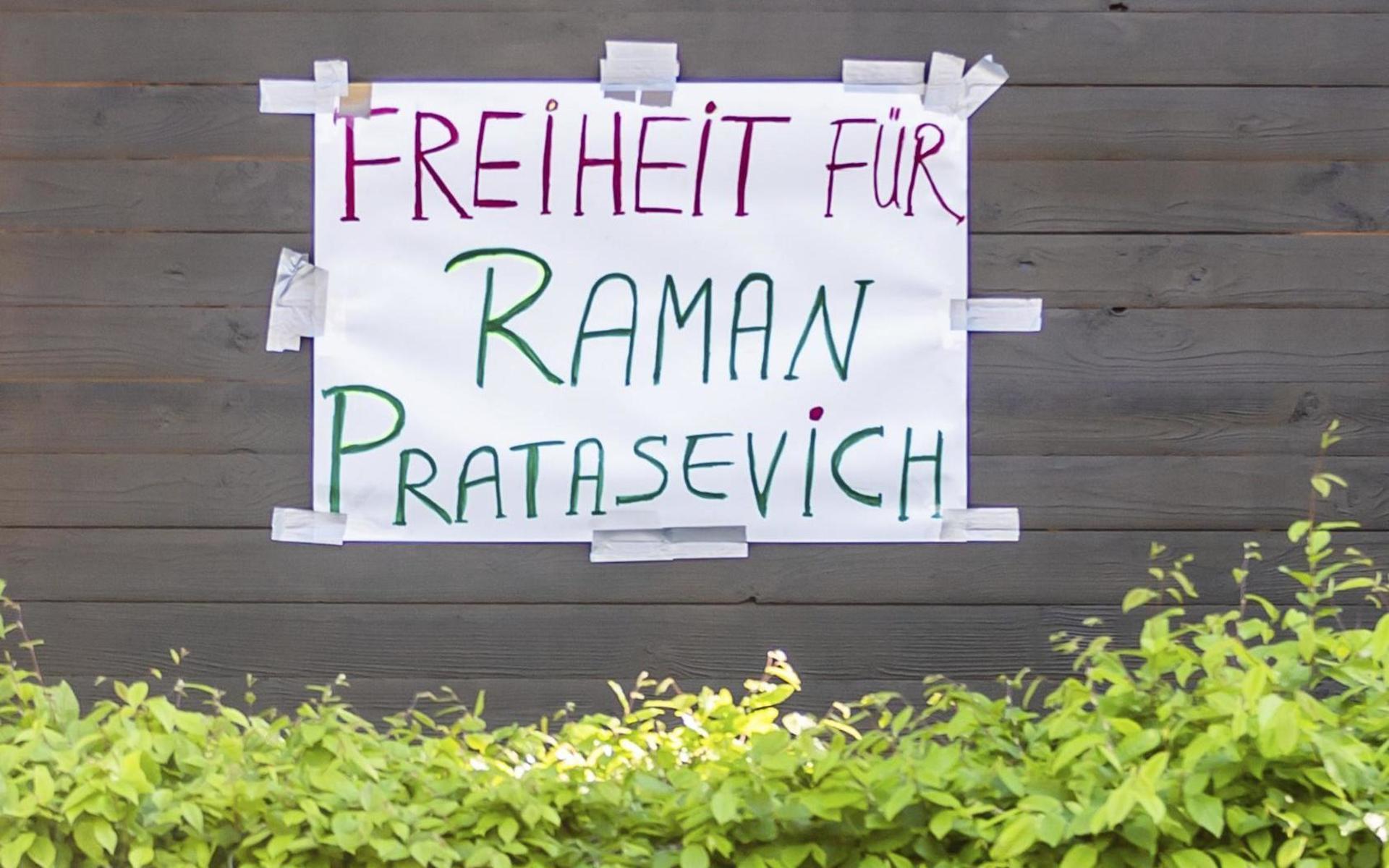 Stödaktion för den gripne Roman Pratasevich utanför Belarus ambassad i Berlin på måndagen.