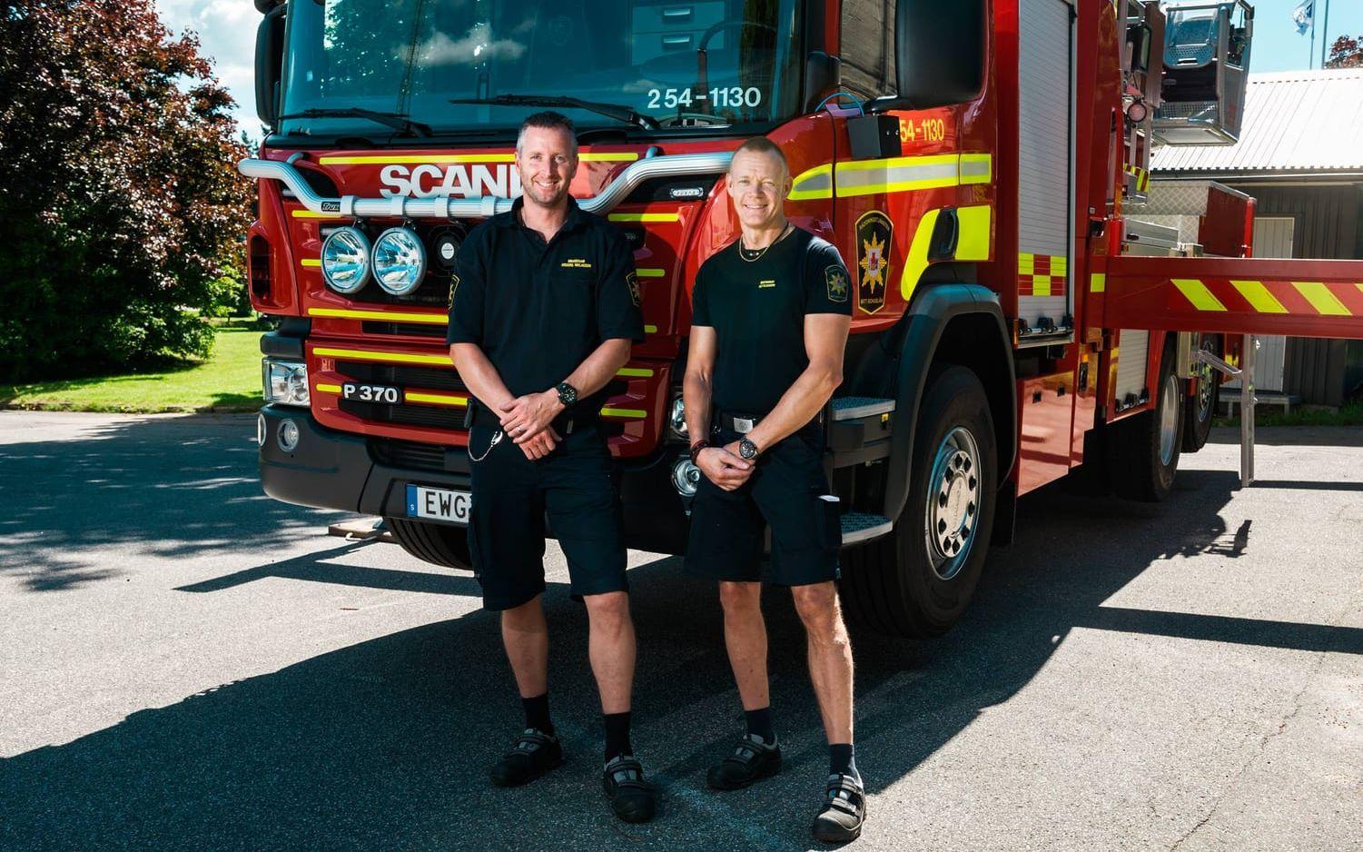 Går du till jobbet fast du är sjuk? Anders Niklasson och Ulf Eliasson, brandmän:– På vårt jobb måste man vara frisk. Det går inte att genomföra en rökdykning med feber, det är varmt nog ändå. Är man pyttelite förkyld kan det gå att vara chaufför en dag, men aldrig med en riktig bondförkylning.
