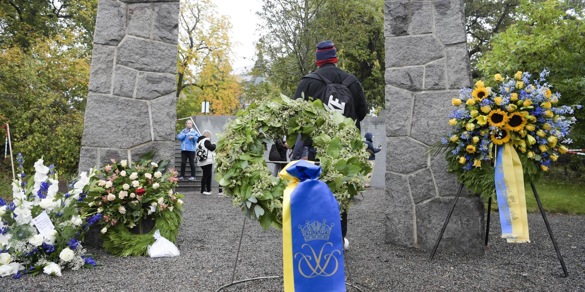 Kransar på plats vid Estonias minnesmonument vid en ceremoni med anledning av att det är 25 år sedan fartyget förliste. Arkivbild.