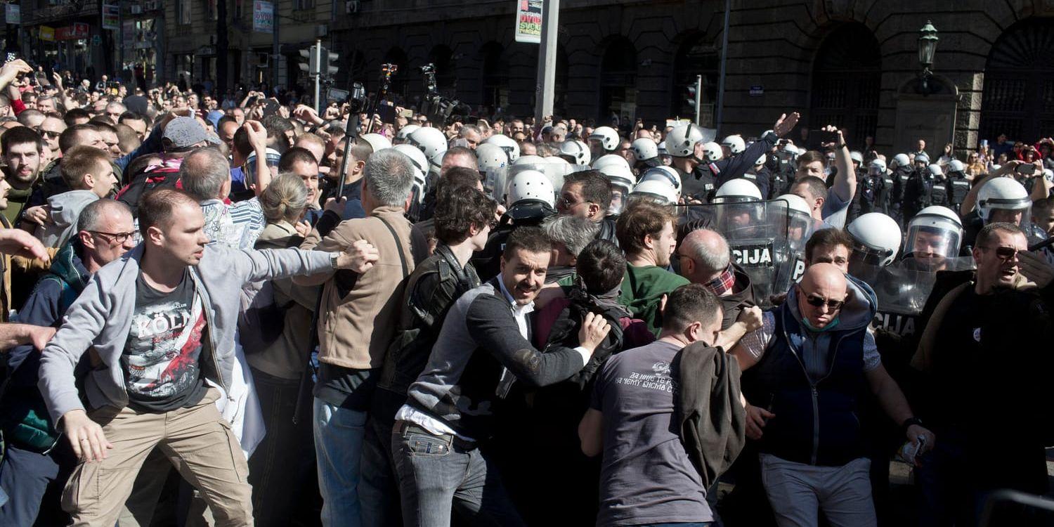 Demonstranter i konfrontation med kravallpolis utanför presidentpalatset i Belgrad på söndagen.