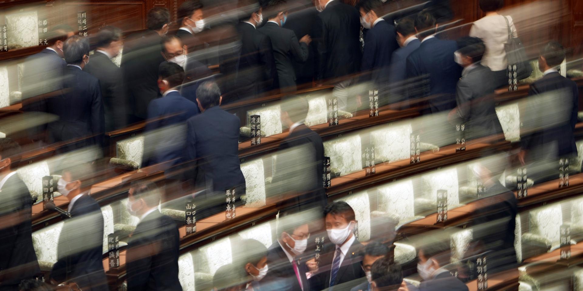 Det japanska parlamentets underhus upplöstes under torsdagen.