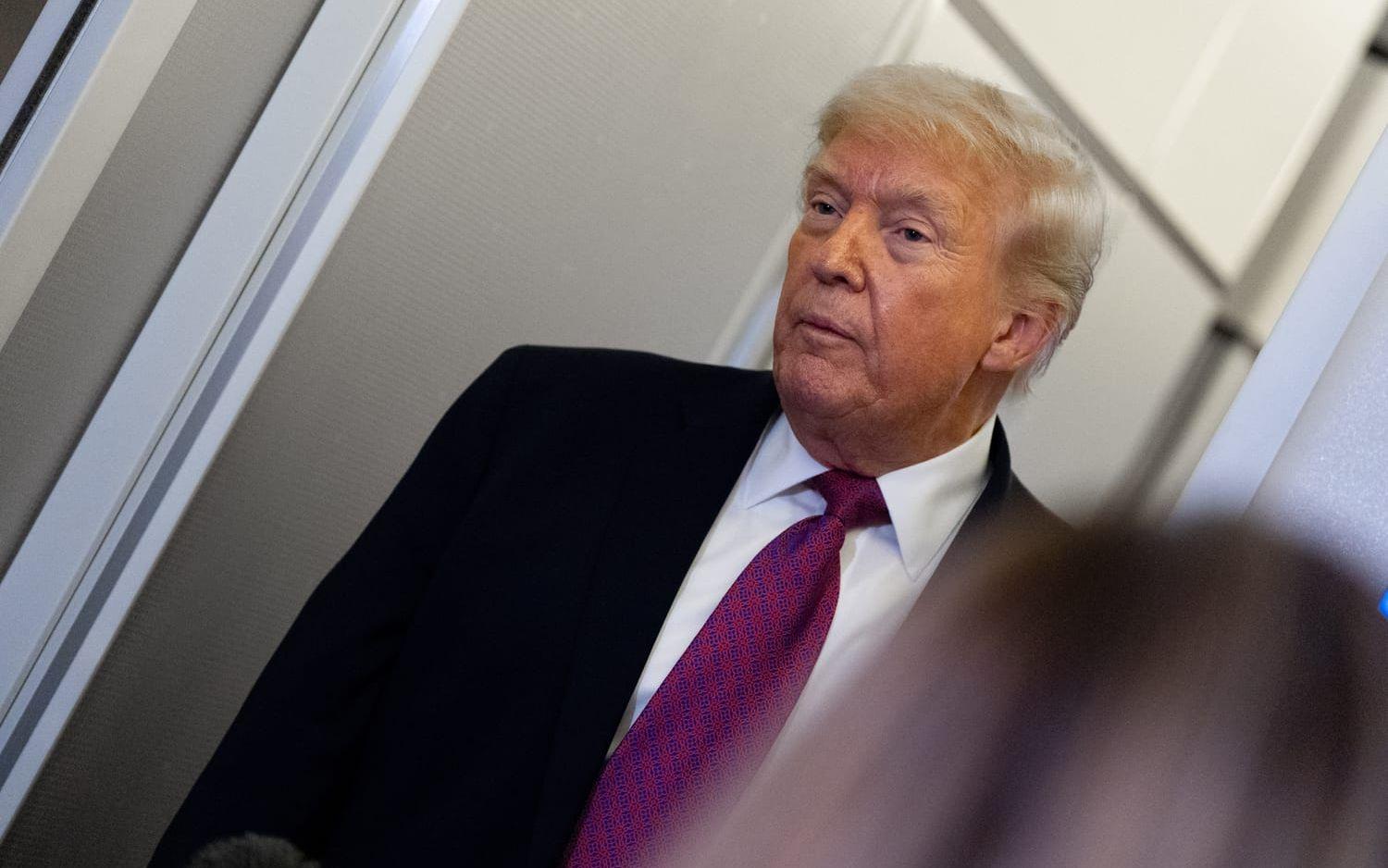 USA:s president Donald Trump mötte journalister på ämbetsplanet Air Force One på fredagen.