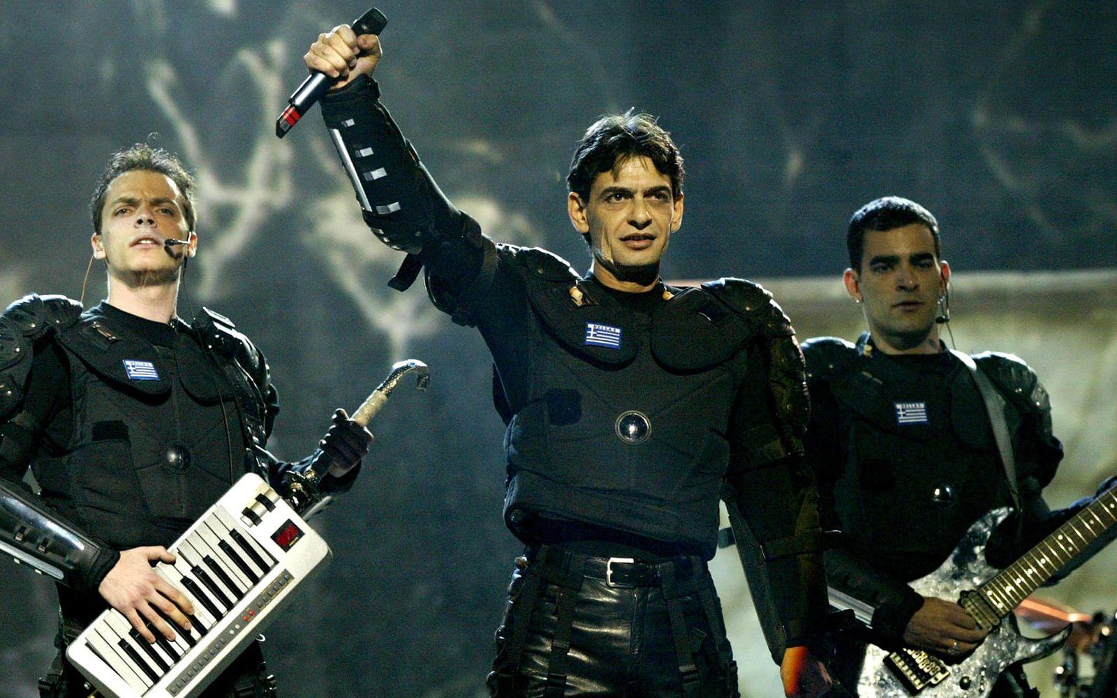 <strong>#8 Grekland 2002: Michalis Rakintzis, ”S.A.G.A.P.O”.</strong> Vem har sagt att kevlar (eller är det hockeyskydd?) inte har plats på en Eurovision-scen? Foto: TT