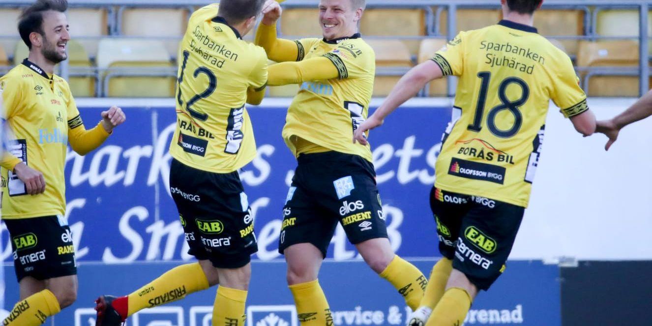 Elfsborgs Per Frick får en klapp på huvudet av Joakim Nilsson efter sitt 2-1 mål under matchen mot GIF Sundsvall på Borås Arena.