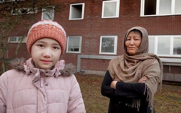 Mobina, 11 år, från Afghanistan och hennes mamma Bibi Chaman. Foto: Joachim Nywall