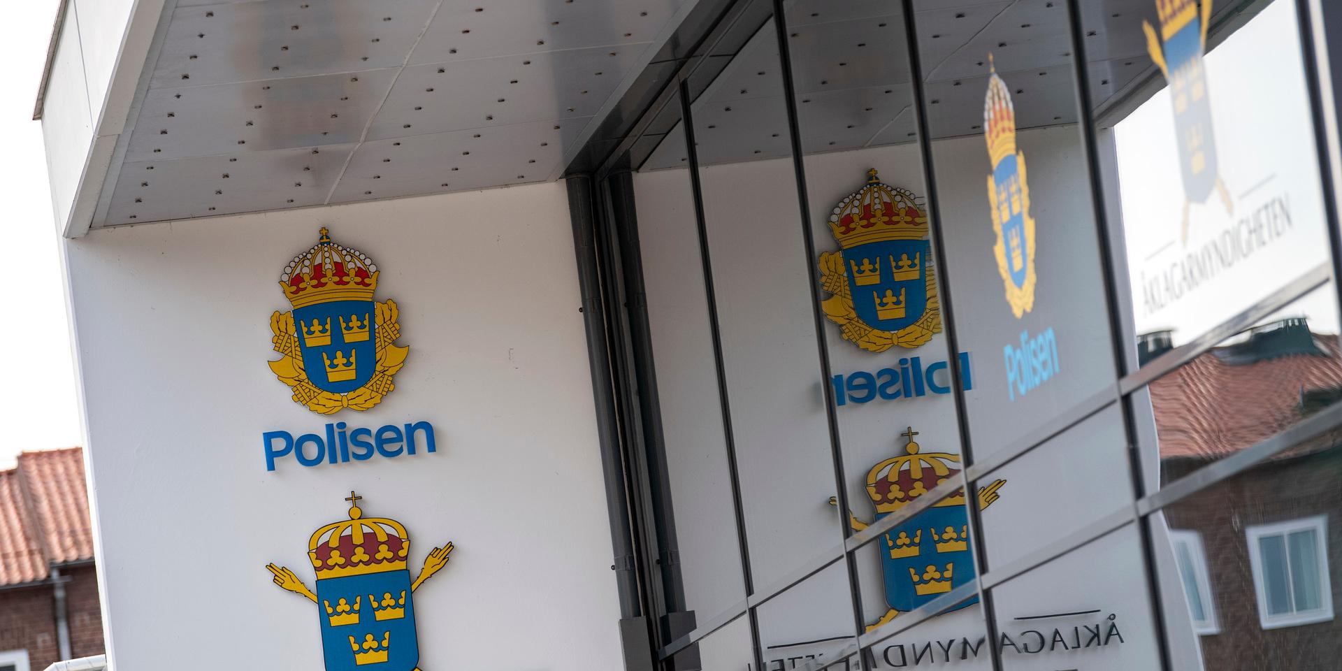 HALMSTAD 2020-09-15 Polisen och Åklagarmyndigheten - loggor i entrén till polishuset på Norra Källegatan i centrala Halmstad. Foto: Johan Nilsson / TT / Kod 50090 