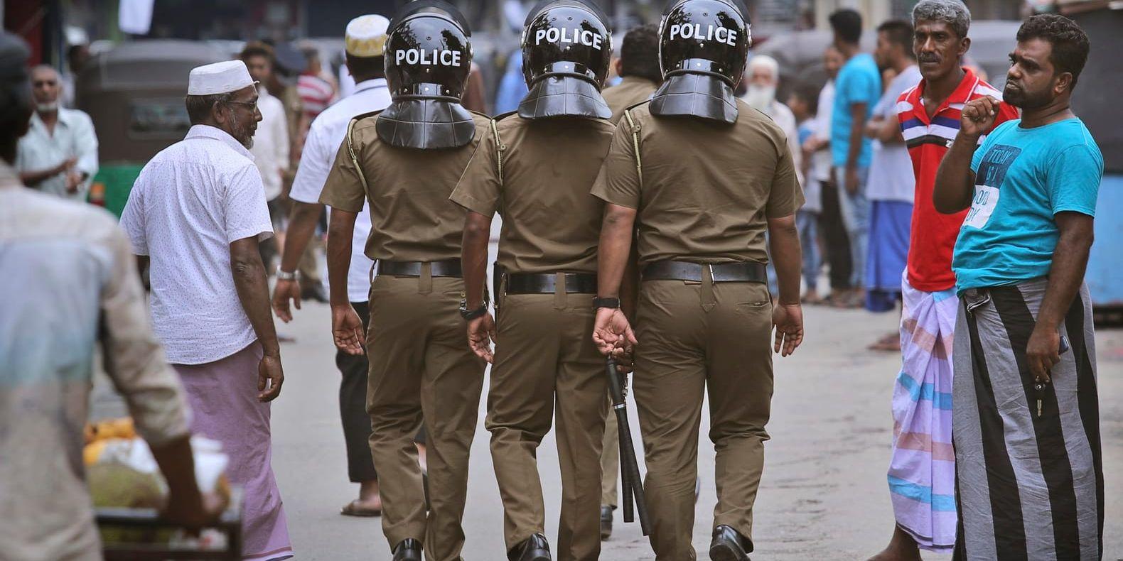 Poliser patrullerar i Sri Lankas största stad Colombo.