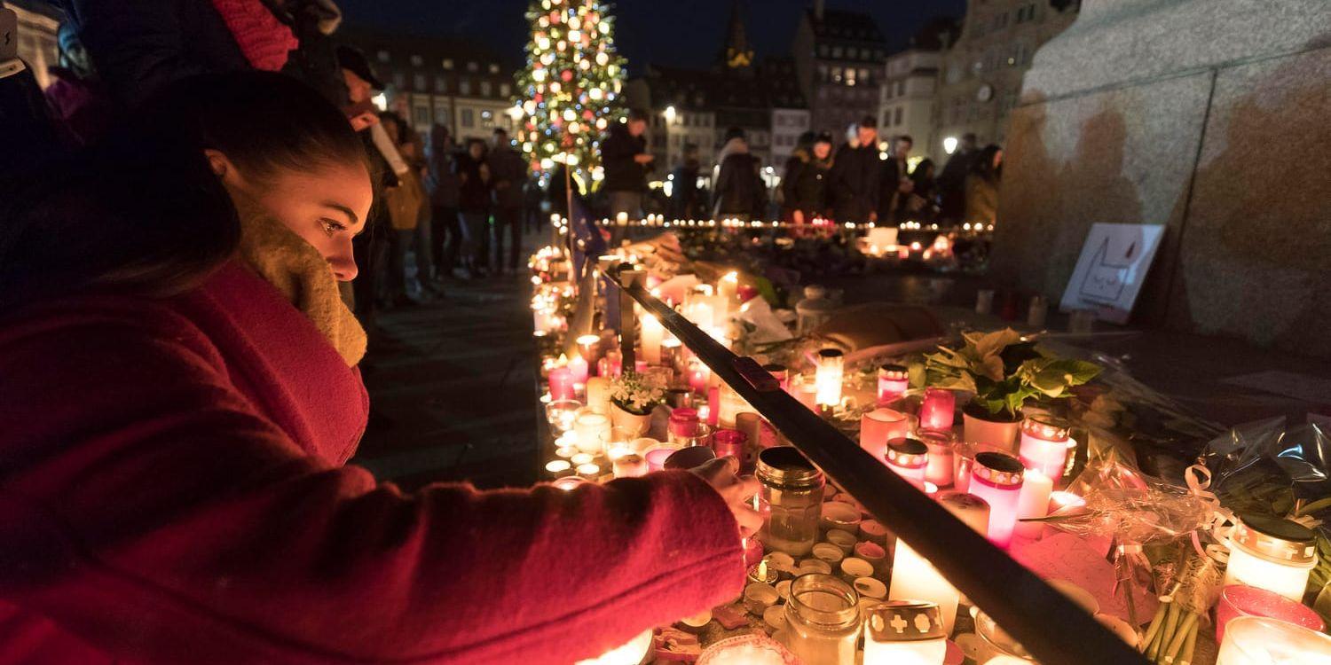 Människor hedrar offren för attentatet i Strasbourg som krävde fem liv.