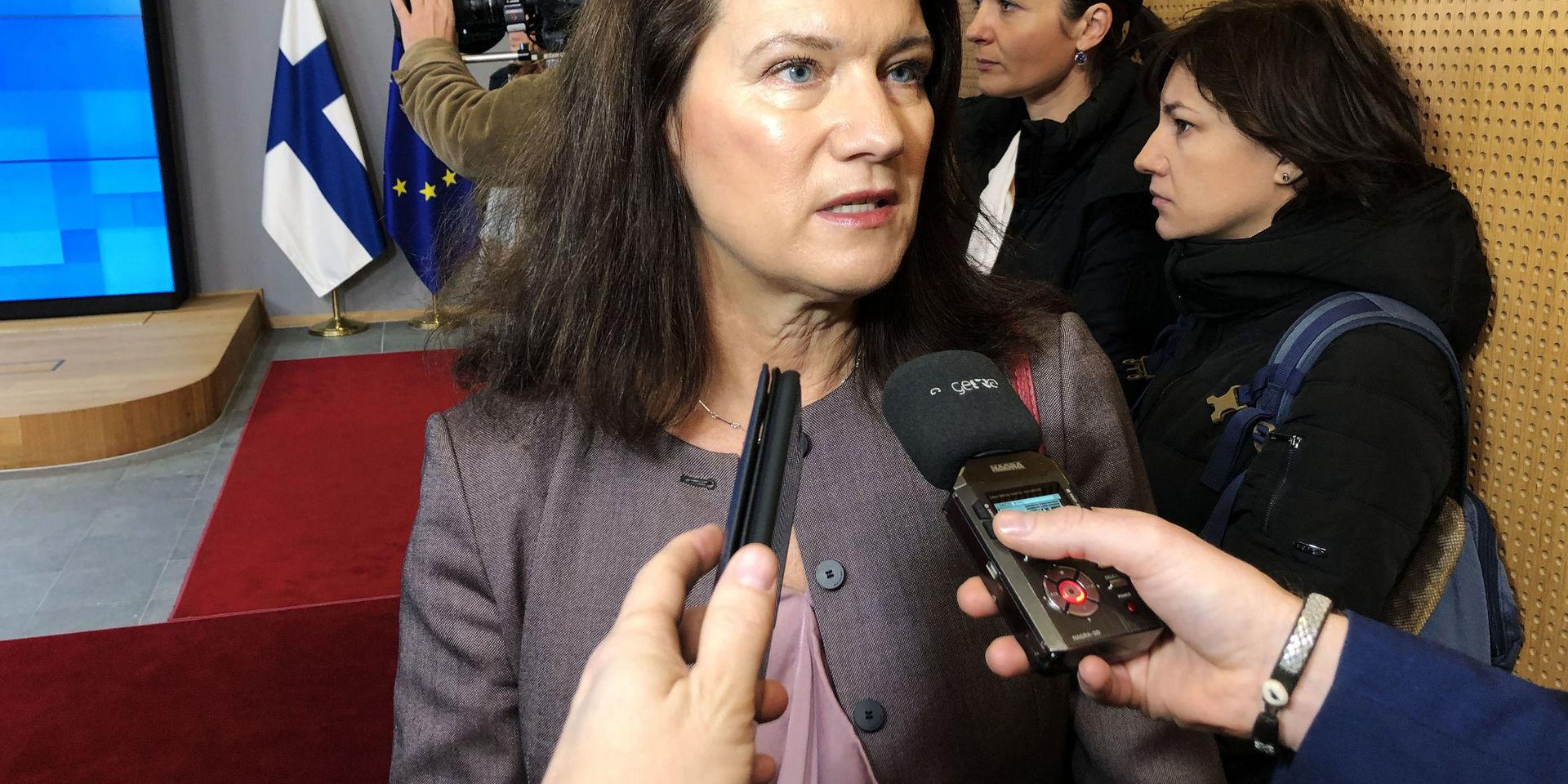 Utrikesminister Ann Linde på väg in till måndagens EU-möte i Bryssel.