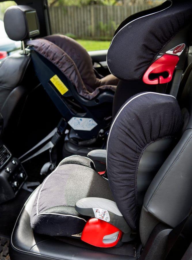 Enligt Transportstyrelsen ska alla barn som är kortare än 135 centimeter ska använda en särskild skyddsanordning i bilen, det vill säga babyskydd, bilbarnstol, bältesstol eller bälteskudde. Foto: TT