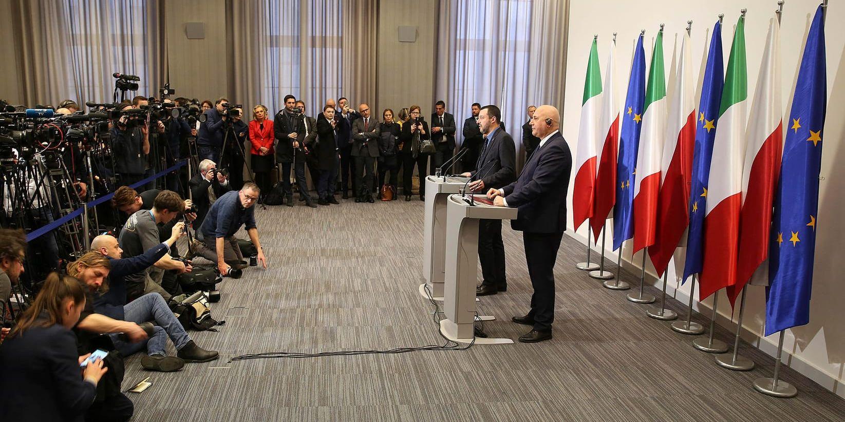 Italiens Matteo Salvini vid en presskonferens med Polens inrikesminister Joachim Brudzinski.