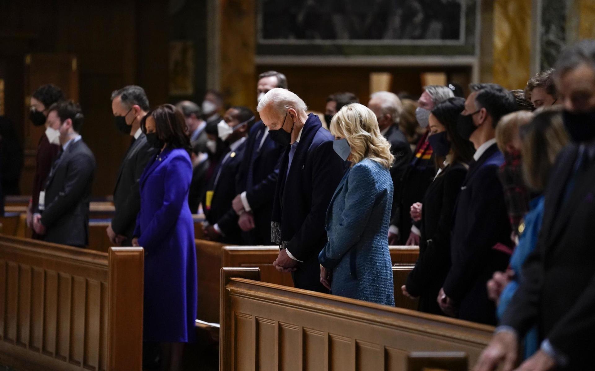 Joe Biden och hans fru Jill Biden besökte lyrkan Cathedral of St. Matthew the Apostle på onsdagsmorgonen. 