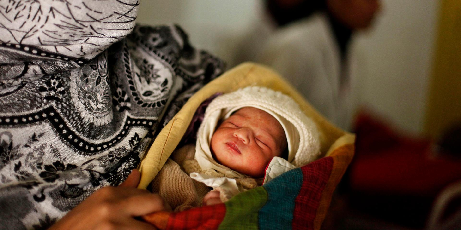 En 70-årig kvinna fick barn genom IVF-behandling. Arkivbild: AP Photo/Rajesh Kumar Singh.