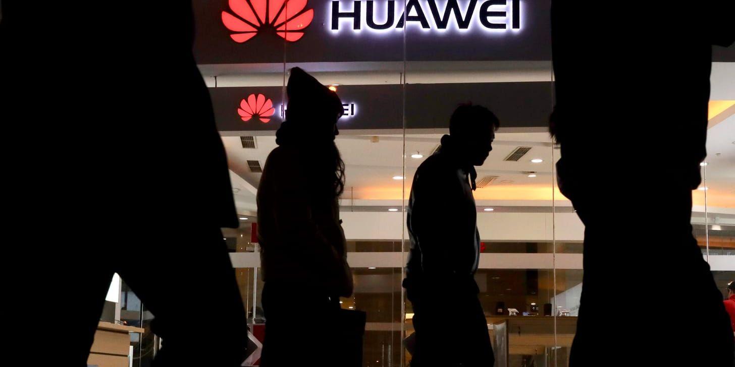Uppgifterna att Japan tänker ansluta sig till de länder som bojkottar kinesiska telekombolagen Huawei och ZTE väcker kritik i Kina. Arkivbild.