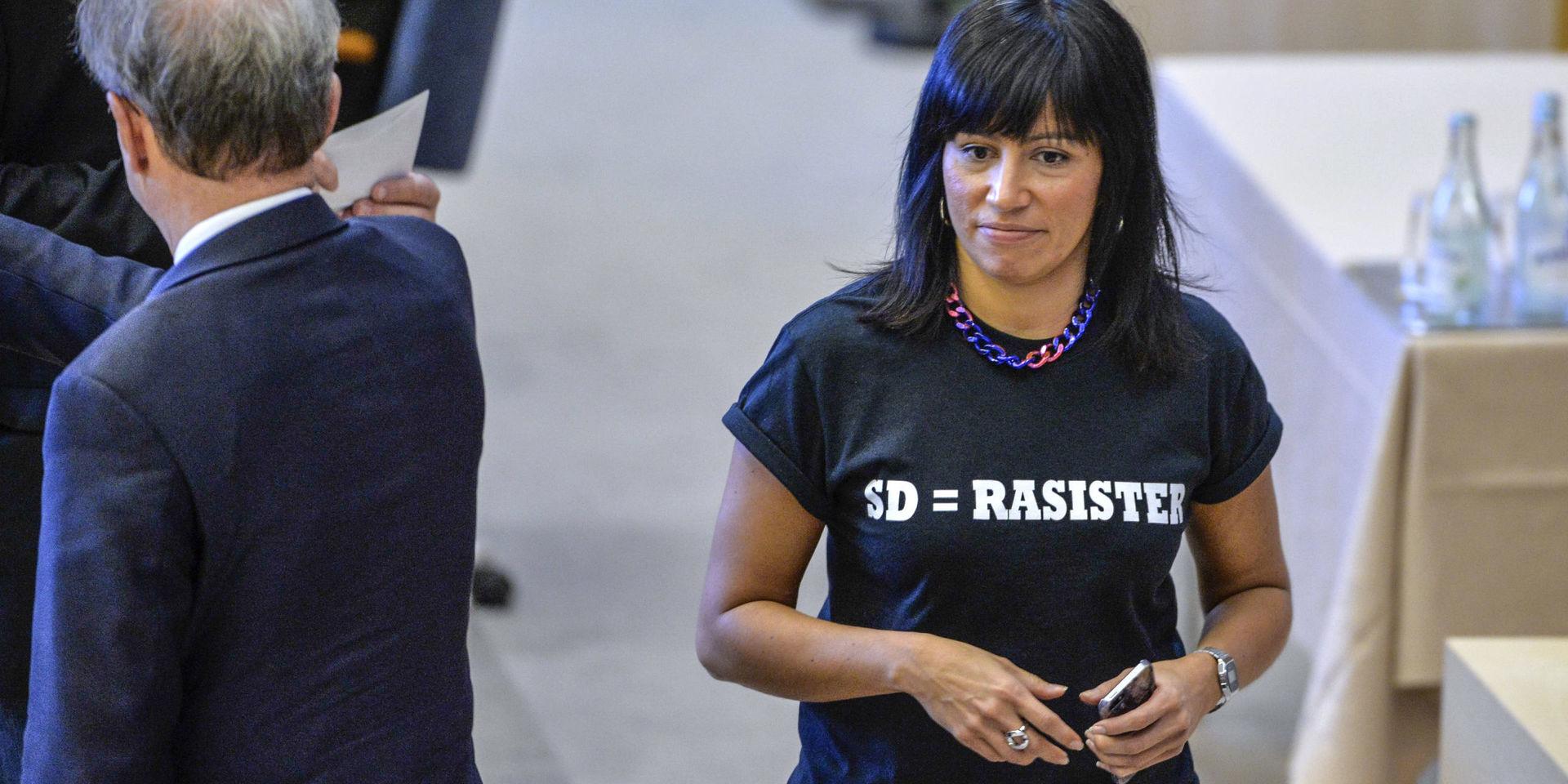 Den tidigare riksdagsledamoten Rossana Dinamarca (V) beklagar att Tamara Spiric inte utmanar Nooshi Dadgostar (V) om partiledarposten. Arkivbild. 